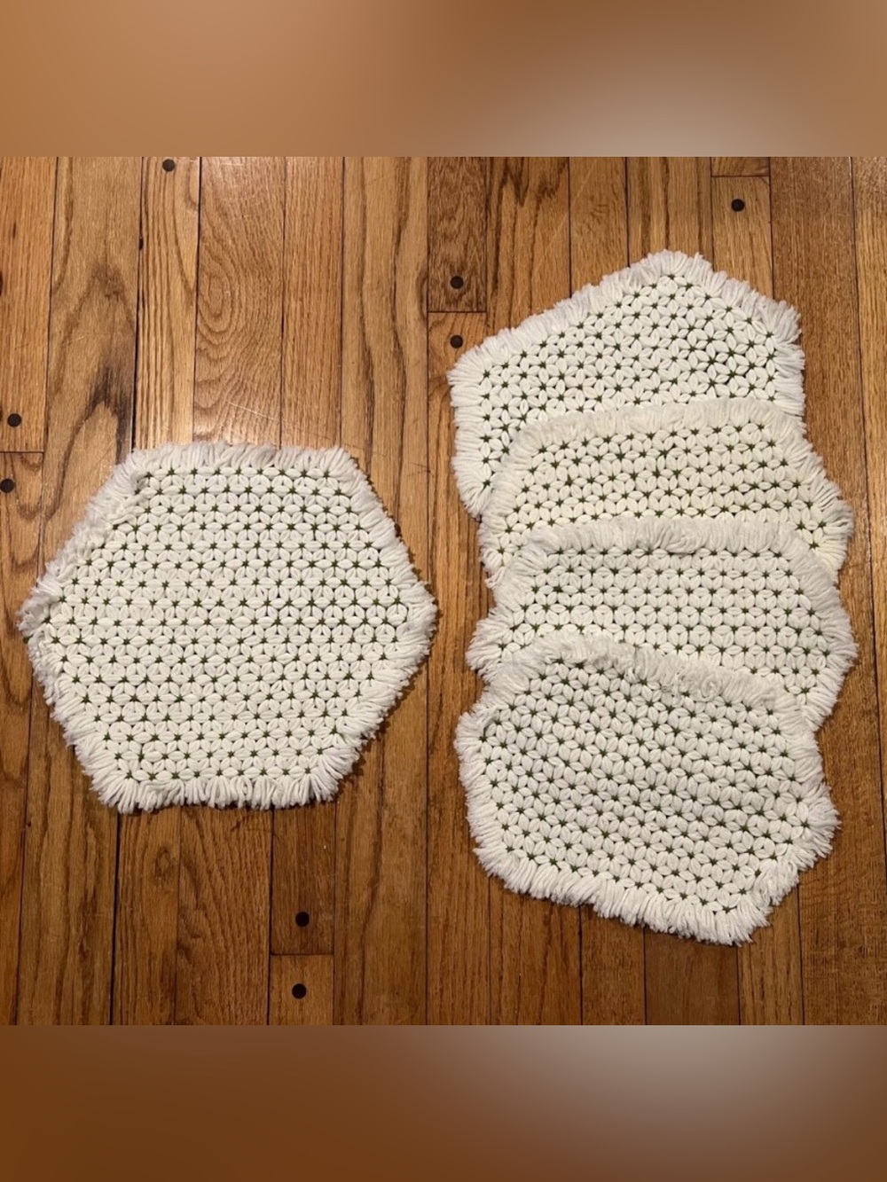 VTG 1970s Handmade Crochet Knit White & Green Daisy Placemats & Centerpiece Set
